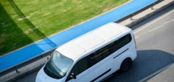 אוטובוס או מיניבוס: איך לבחור רכב הסעות מתאים